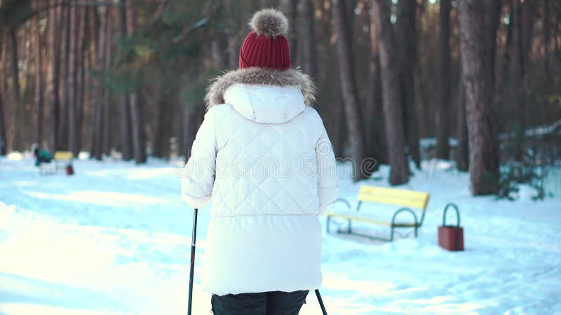 Het hogere vrouw noordse lopen in de winterpark