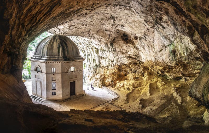 Het hol van de kerkbinnenkant in Italië - Marche - de tempel van Valadier-kerk dichtbij Frasassi holt binnen Genga Ancona uit royalty-vrije stock foto's Het hol van de kerkbinnenkant in Italië - Marche - de tempel van Valadier-kerk dichtbij Frasassi holt binnen Genga Ancona uit royalty-vrije stock foto's
