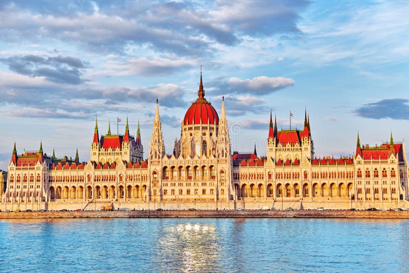 Het Hongaarse Parlement bij avond Boedapest Één van het meest beaut royalty-vrije stock afbeelding Het Hongaarse Parlement bij avond Boedapest Één van het meest beaut royalty-vrije stock afbeelding