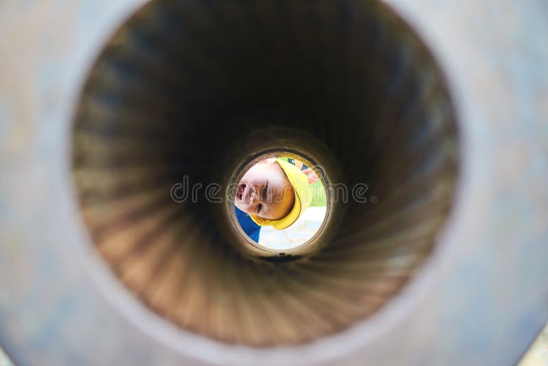 Het hoofd van de jongen in het oude kanon stock afbeeldingen Het hoofd van de jongen in het oude kanon stock afbeeldingen
