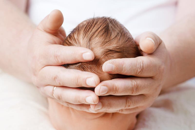 Het hoofd van de vaderholding van haar pasgeboren baby in handen Het houden van vader van hand die het leuke kind van de slaap pa royalty-vrije stock foto Het hoofd van de vaderholding van haar pasgeboren baby in handen Het houden van vader van hand die het leuke kind van de slaap pa royalty-vrije stock foto