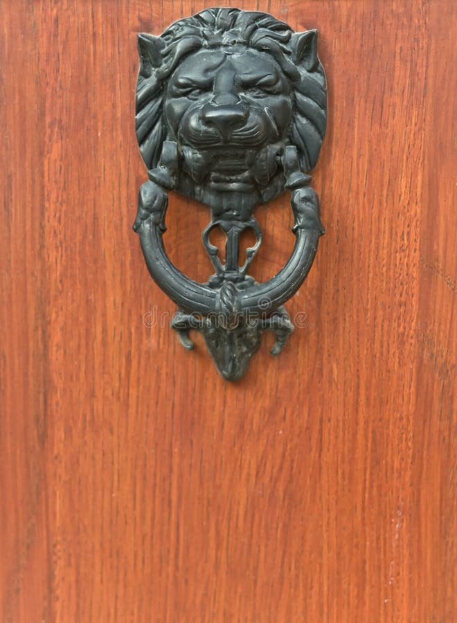 Het Hoofddetail van de Leeuw van de Kloppers van de deur stock fotografie Het Hoofddetail van de Leeuw van de Kloppers van de deur stock fotografie