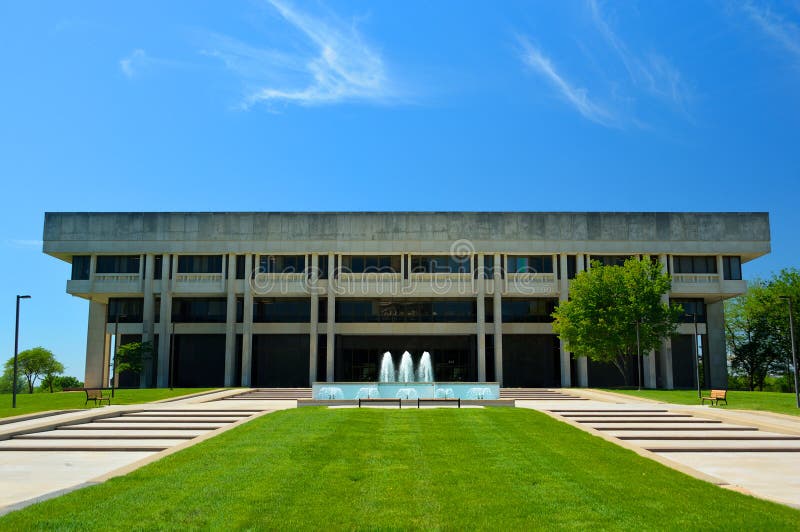 Het Hooggerechtshof Gerechtelijk Centrum die van Kansas op Sunny Day voortbouwen royalty-vrije stock foto Het Hooggerechtshof Gerechtelijk Centrum die van Kansas op Sunny Day voortbouwen royalty-vrije stock foto