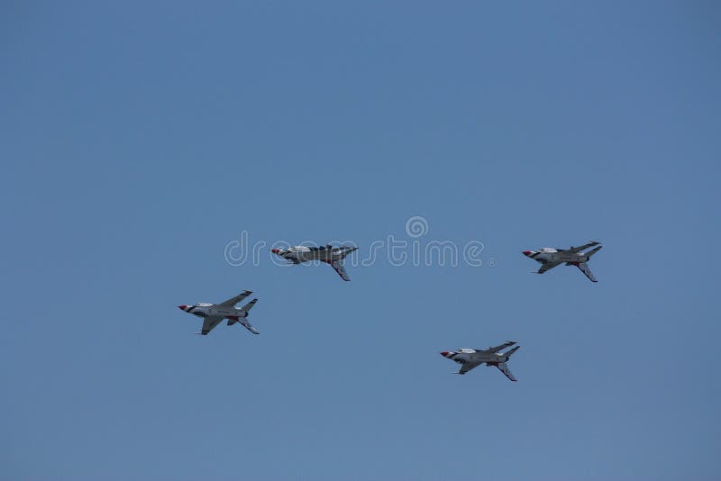 Het Hooggerechtshof van de V S De vlieg van luchtmachtthunderbirds langs bij in Cleveland Ohio Sept 2009 royalty-vrije stock afbeelding Het Hooggerechtshof van de V S De vlieg van luchtmachtthunderbirds langs bij in Cleveland Ohio Sept 2009 royalty-vrije stock afbeelding
