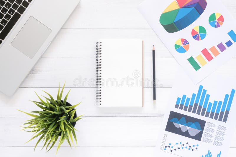 Het hoogste meningsbureau met laptop, bespot omhoog notitieboekjes en installatie op witte houten achtergrond stock foto Het hoogste meningsbureau met laptop, bespot omhoog notitieboekjes en installatie op witte houten achtergrond stock foto