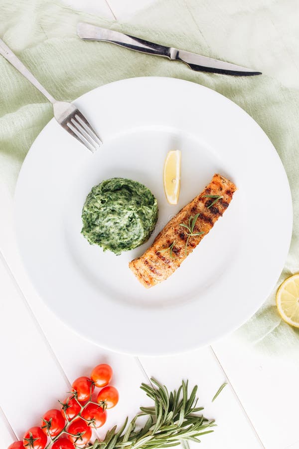 Het Hoogste Weergeven van Fried Salmon Steak Fillet Mash Potato royalty-vrije stock afbeelding Het Hoogste Weergeven van Fried Salmon Steak Fillet Mash Potato royalty-vrije stock afbeelding