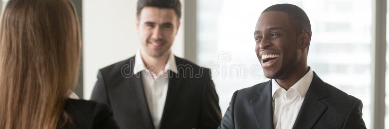 Het horizontale op de hoogte brengen beeld diverse multiraciale zakenlui komt op kantoor samen stock afbeeldingen Het horizontale op de hoogte brengen beeld diverse multiraciale zakenlui komt op kantoor samen stock afbeeldingen