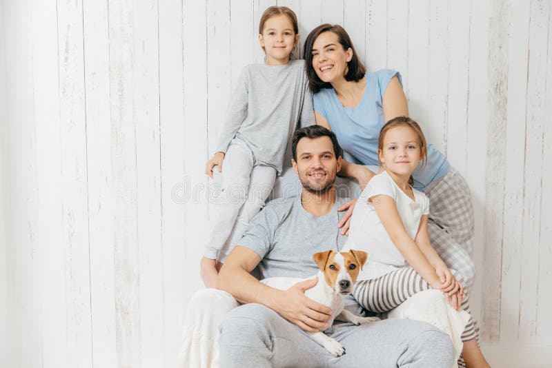 Het horizontale schot van vriendschappelijke familie stelt samen tegen witte B stock afbeeldingen Het horizontale schot van vriendschappelijke familie stelt samen tegen witte B stock afbeeldingen