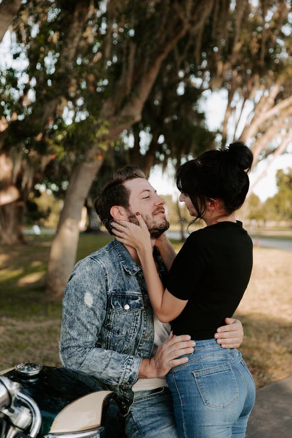 Het houden van van Aanbiddelijk Portret van twee Aantrekkelijke Knappe Jonge Volwassen Moderne Modieuze Mensen Guy Girl Couple Ki stock afbeelding Het houden van van Aanbiddelijk Portret van twee Aantrekkelijke Knappe Jonge Volwassen Moderne Modieuze Mensen Guy Girl Couple Ki stock afbeelding