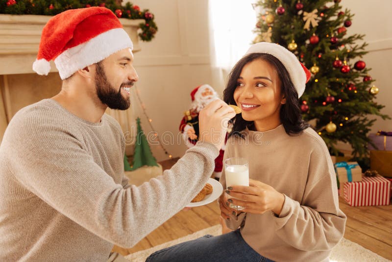 Het houden van echtgenoot het voeden van koekjes aan zijn vrouw stock fotografie Het houden van echtgenoot het voeden van koekjes aan zijn vrouw stock fotografie