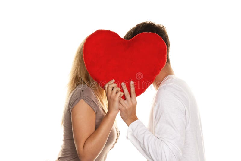 Het houden van paar het kussen achter een hart. De liefde is Sho