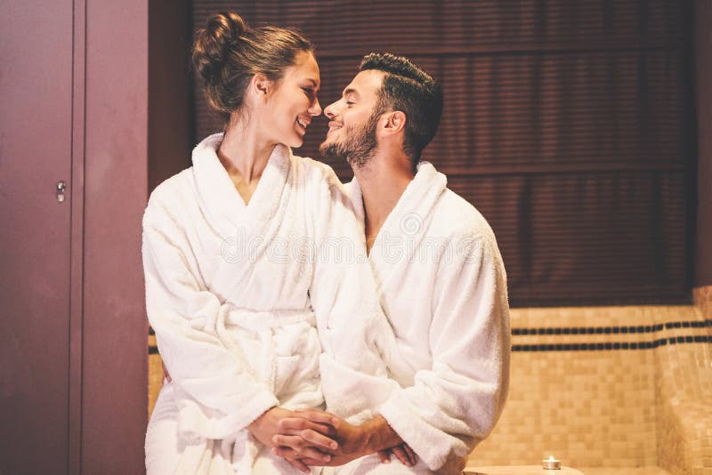 Het houden van paarverhaal die een hartstochtsogenblik in hun vakantiewittebroodsweken hebben - omhels het romantische minnaars k stock fotografie Het houden van paarverhaal die een hartstochtsogenblik in hun vakantiewittebroodsweken hebben - omhels het romantische minnaars k stock fotografie