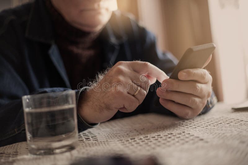 Het houden van zijn zaken contacteert dichte dichtbij royalty-vrije stock afbeeldingen Het houden van zijn zaken contacteert dichte dichtbij royalty-vrije stock afbeeldingen