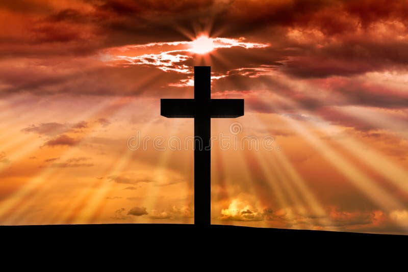 Het houten kruis van Jesus Christ op een scène met donkerrode oranje zonsondergang