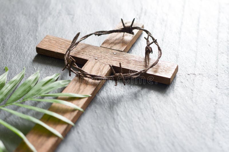 Het houten kruis van Pasen op zwart marmeren de zondagconcept van de achtergrondgodsdienst abstract palm Het houten kruis van Pasen op zwart marmeren de zondagconcept van de achtergrondgodsdienst abstract palm