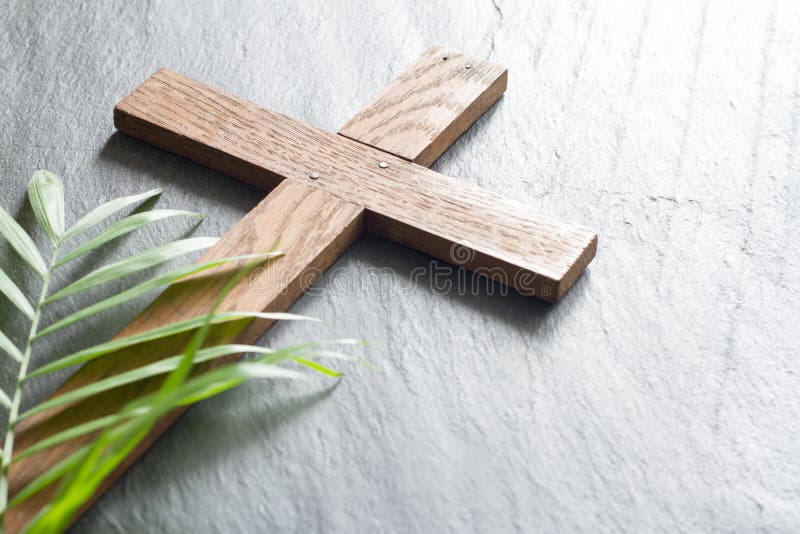 Het houten kruis van Pasen op zwart marmeren de zondagconcept van de achtergrondgodsdienst abstract palm
