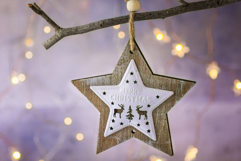 Het houten ornament van de Kerstmisster met rendieren die op droge boomtak hangen Het glanzen slinger gouden lichten Mooie achter royalty-vrije stock foto's Het houten ornament van de Kerstmisster met rendieren die op droge boomtak hangen Het glanzen slinger gouden lichten Mooie achter royalty-vrije stock foto's