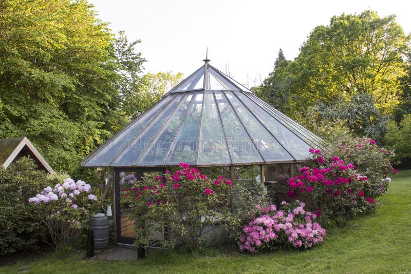 Het huis bouwt serre in een tuin stock afbeeldingen Het huis bouwt serre in een tuin stock afbeeldingen