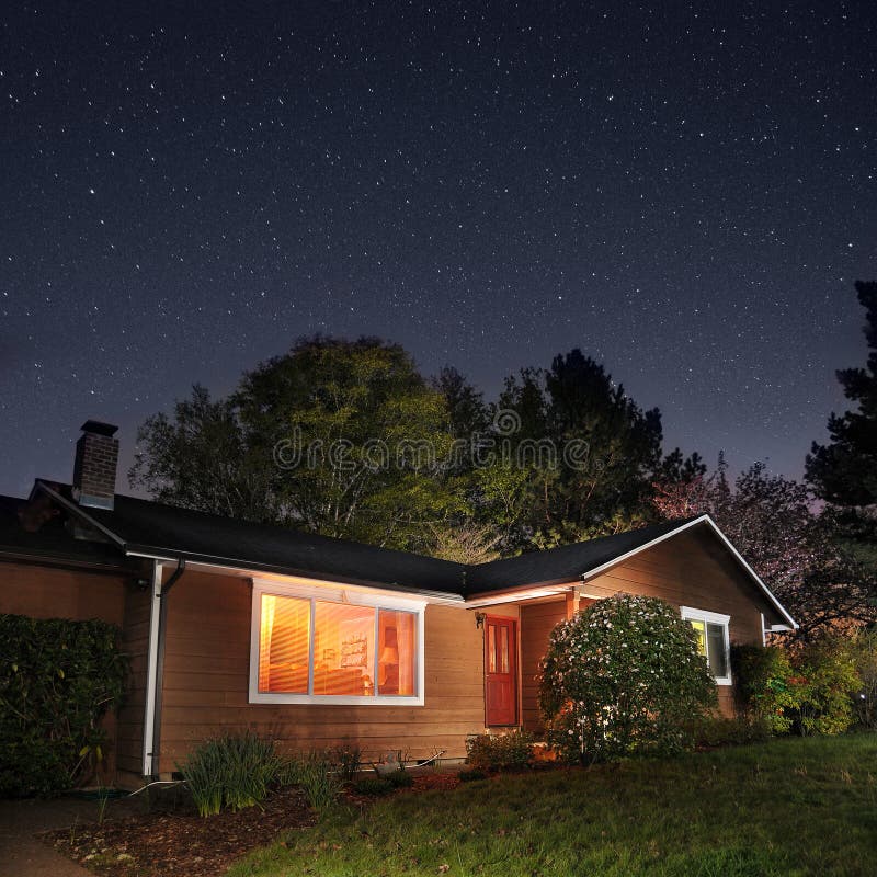Het Huis van de familie bij Nacht royalty-vrije stock fotografie Het Huis van de familie bij Nacht royalty-vrije stock fotografie
