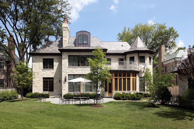Het huis van de steen met terras royalty-vrije stock afbeelding Het huis van de steen met terras royalty-vrije stock afbeelding