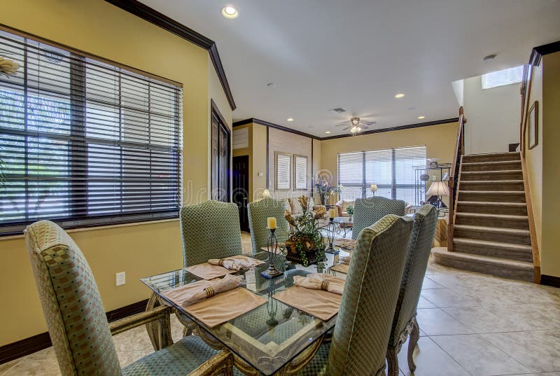 Het huis van Florida het leven gebied en treden van eetkamer royalty-vrije stock fotografie Het huis van Florida het leven gebied en treden van eetkamer royalty-vrije stock fotografie