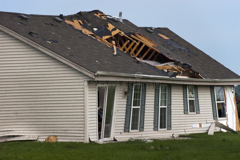 Het Huis van het Huis van Damge van het Onweer van de tornado dat door Wind wordt vernietigd royalty-vrije stock foto Het Huis van het Huis van Damge van het Onweer van de tornado dat door Wind wordt vernietigd royalty-vrije stock foto
