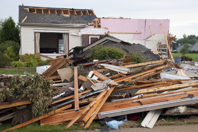 Het Huis van het Huis van Damge van het Onweer van de tornado dat door Wind wordt vernietigd Het Huis van het Huis van Damge van het Onweer van de tornado dat door Wind wordt vernietigd