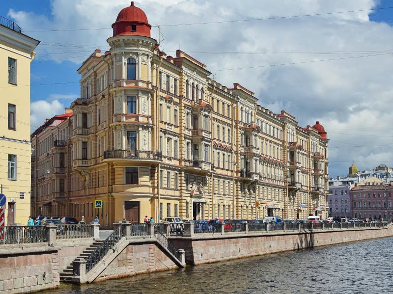 Het huis van St. Petersburg op het kanaal Griboyedov stock afbeelding Het huis van St. Petersburg op het kanaal Griboyedov stock afbeelding