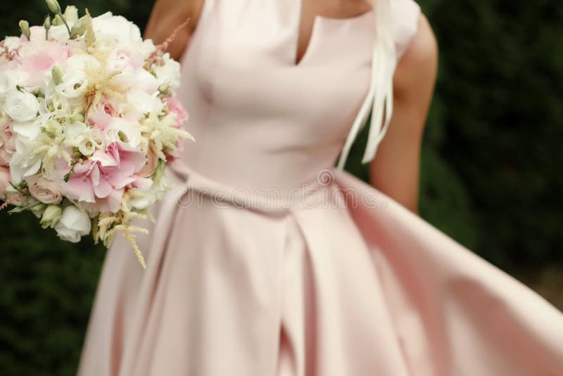 Het huwelijksboeket van de bruidholding van roze en witte bloemen in handen royalty-vrije stock afbeelding Het huwelijksboeket van de bruidholding van roze en witte bloemen in handen royalty-vrije stock afbeelding