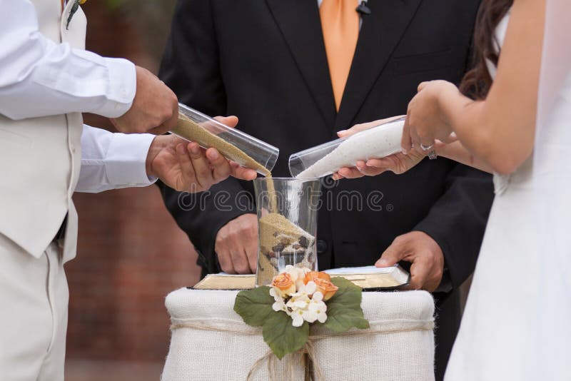 Het huwelijksceremonie van het zand