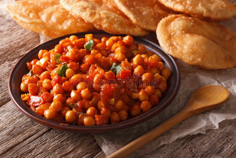 Het Indische Chana-masala En Close-up Van Het Puribrood Horizontaal ...