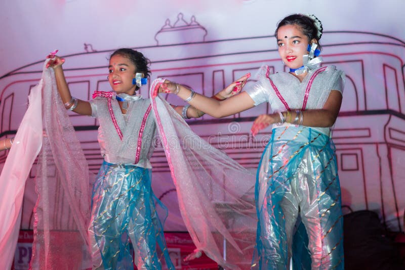 Indiase kinderen dansen stock afbeeldingen