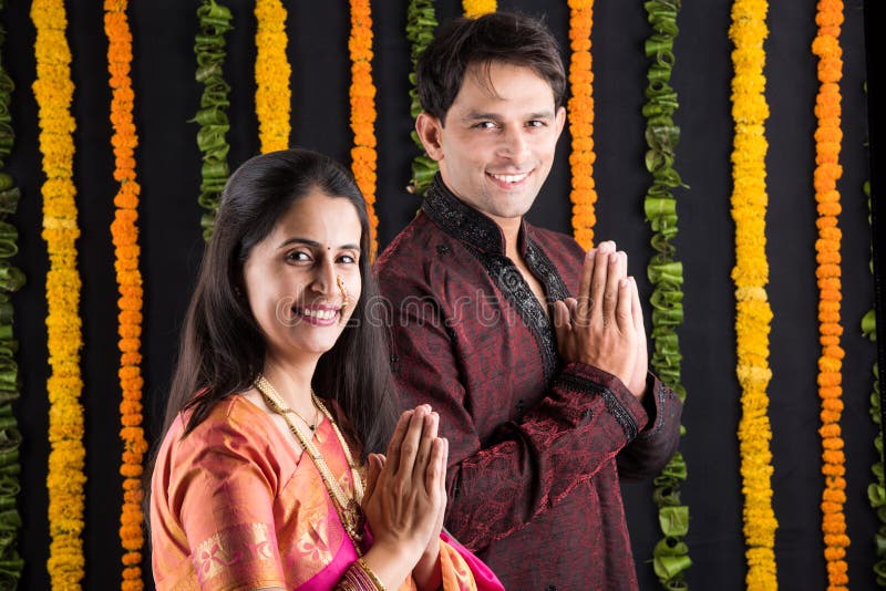 Het Indische maharashtrian jonge paar in traditionele slijtage in namaskara stelt stock fotografie Het Indische maharashtrian jonge paar in traditionele slijtage in namaskara stelt stock fotografie