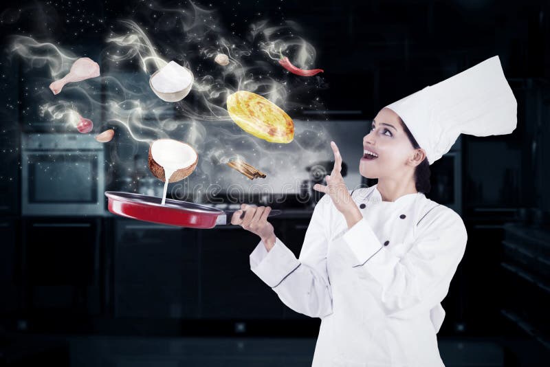Het Indische vrouw koken met magisch stock fotografie Het Indische vrouw koken met magisch stock fotografie