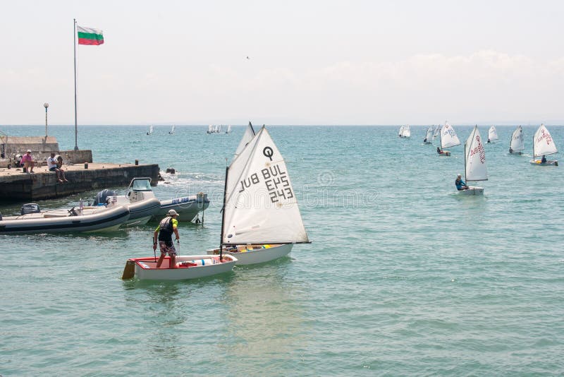 Het ingaan van de afstand van de sportenzeilboten van kinderen in Pomorie bulgarije stock foto Het ingaan van de afstand van de sportenzeilboten van kinderen in Pomorie bulgarije stock foto