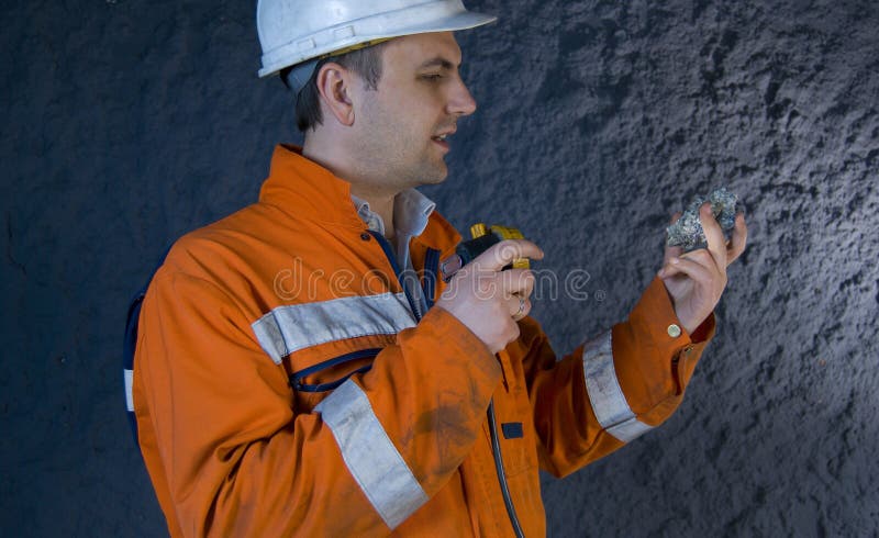 Het inspecteren van de ingenieur mineraal stock fotografie Het inspecteren van de ingenieur mineraal stock fotografie