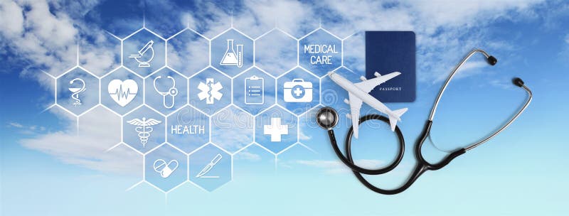 Het internationale medische concept, de stethoscoop, het paspoort en het vliegtuig van de reisverzekering, met geïsoleerde pictog