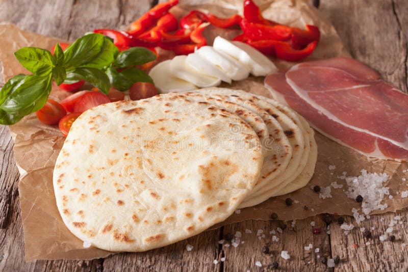 Het Italiaans bakte vers het vlakke close-up van broodpiadina horizontaal royalty-vrije stock afbeeldingen Het Italiaans bakte vers het vlakke close-up van broodpiadina horizontaal royalty-vrije stock afbeeldingen