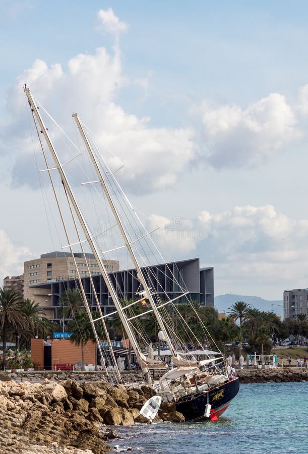 Het jacht waste omhoog op kust na onweer in Palma de Mallorca royalty-vrije stock foto Het jacht waste omhoog op kust na onweer in Palma de Mallorca royalty-vrije stock foto