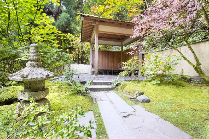 Het Japanse Huis van de Thee van de Tuin met de Lantaarn van de Steen stock afbeeldingen Het Japanse Huis van de Thee van de Tuin met de Lantaarn van de Steen stock afbeeldingen