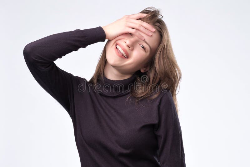 Het jonge aantrekkelijke meisjes whith lange haar glimlachen stock afbeeldingen Het jonge aantrekkelijke meisjes whith lange haar glimlachen stock afbeeldingen