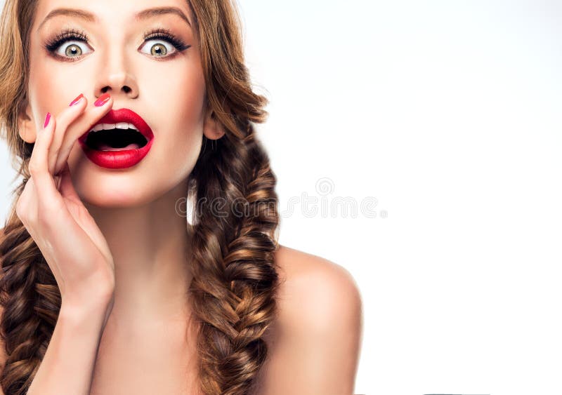 Het jonge aantrekkelijke model trekt aandacht van publiek aan royalty-vrije stock foto Het jonge aantrekkelijke model trekt aandacht van publiek aan royalty-vrije stock foto