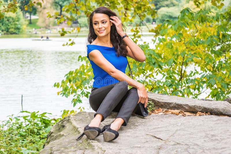Het jonge Amerikaanse Vrouw reizen, die bij Central Park, Nieuwe Yo ontspannen stock fotografie Het jonge Amerikaanse Vrouw reizen, die bij Central Park, Nieuwe Yo ontspannen stock fotografie