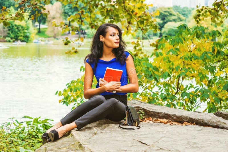 Het jonge Amerikaanse Vrouw reizen, die bij Central Park, Nieuwe Yo ontspannen stock foto's Het jonge Amerikaanse Vrouw reizen, die bij Central Park, Nieuwe Yo ontspannen stock foto's