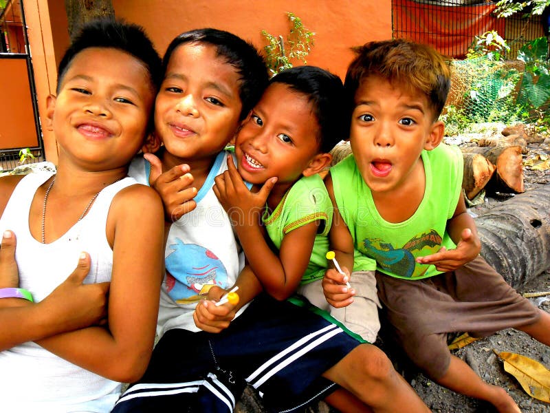 Lachende jonge Aziatische kinderen stock fotografie
