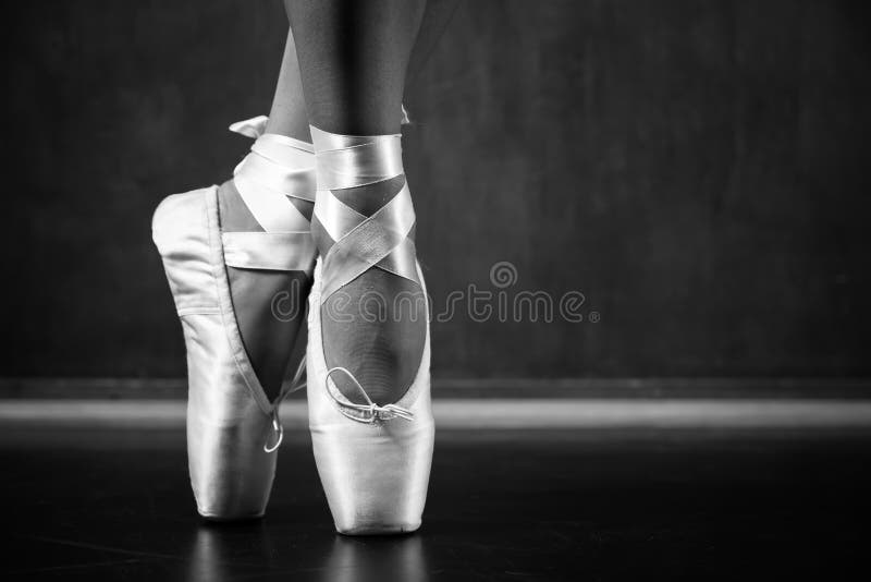Het jonge ballerina dansen stock foto Het jonge ballerina dansen stock foto