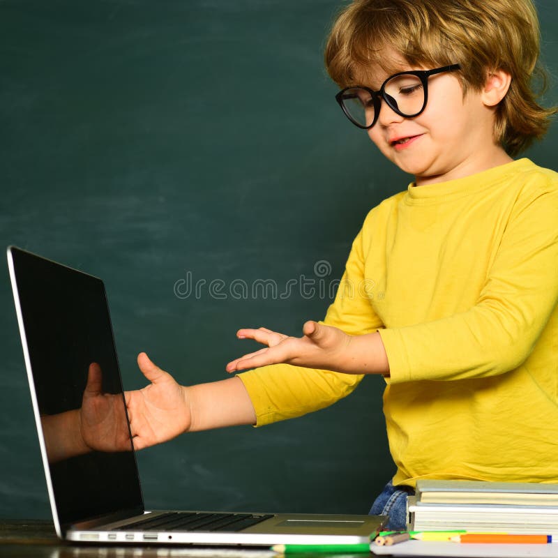 Het jonge geitje leert in klasse op achtergrond van bord Het concept van het wetenschapsonderwijs Leuk weinig peuterjong geitjejo stock foto Het jonge geitje leert in klasse op achtergrond van bord Het concept van het wetenschapsonderwijs Leuk weinig peuterjong geitjejo stock foto
