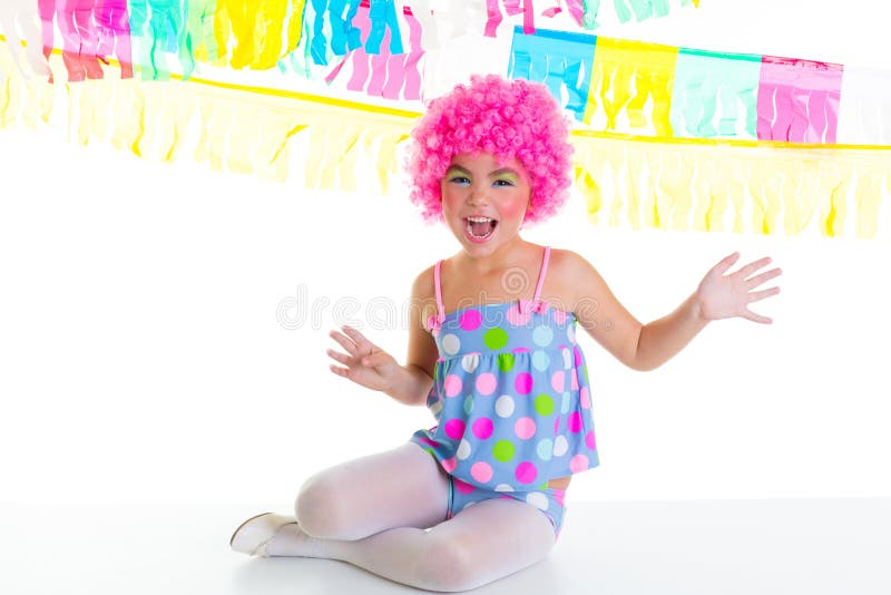 Het jonge geitjemeisje van het kind met roze de pruiken grappige uitdrukking van de partijclown royalty-vrije stock foto Het jonge geitjemeisje van het kind met roze de pruiken grappige uitdrukking van de partijclown royalty-vrije stock foto