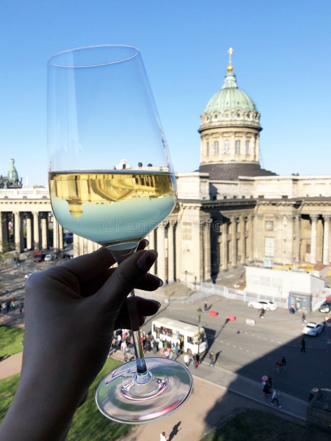 Het jonge glas van de vrouwenholding van wijn en het drinken met stadsmening royalty-vrije stock afbeeldingen Het jonge glas van de vrouwenholding van wijn en het drinken met stadsmening royalty-vrije stock afbeeldingen