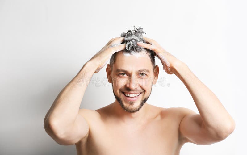 Het jonge knappe haar van de mensenwas stock foto's Het jonge knappe haar van de mensenwas stock foto's